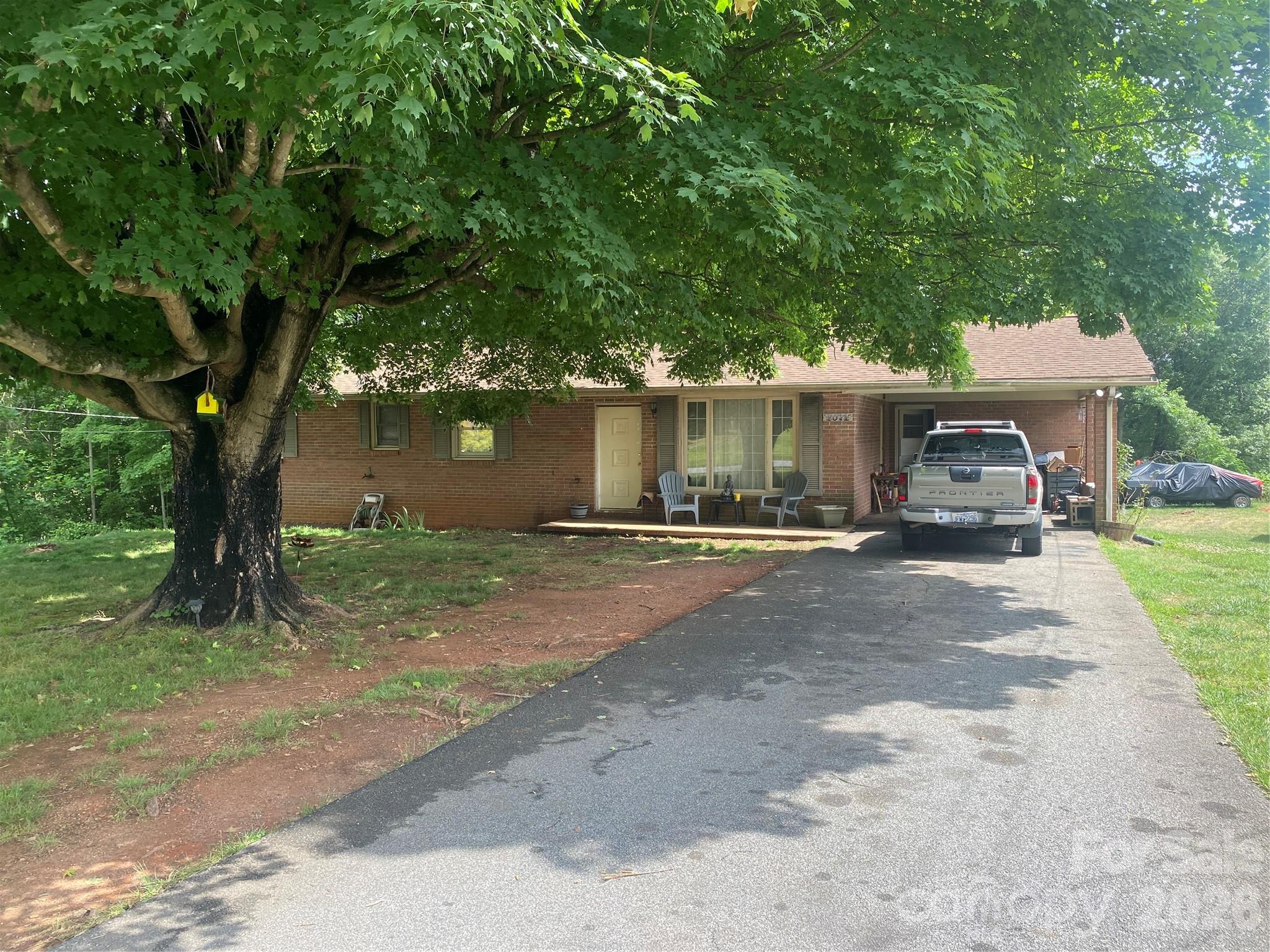 2071 Colonial Lane — Hickory