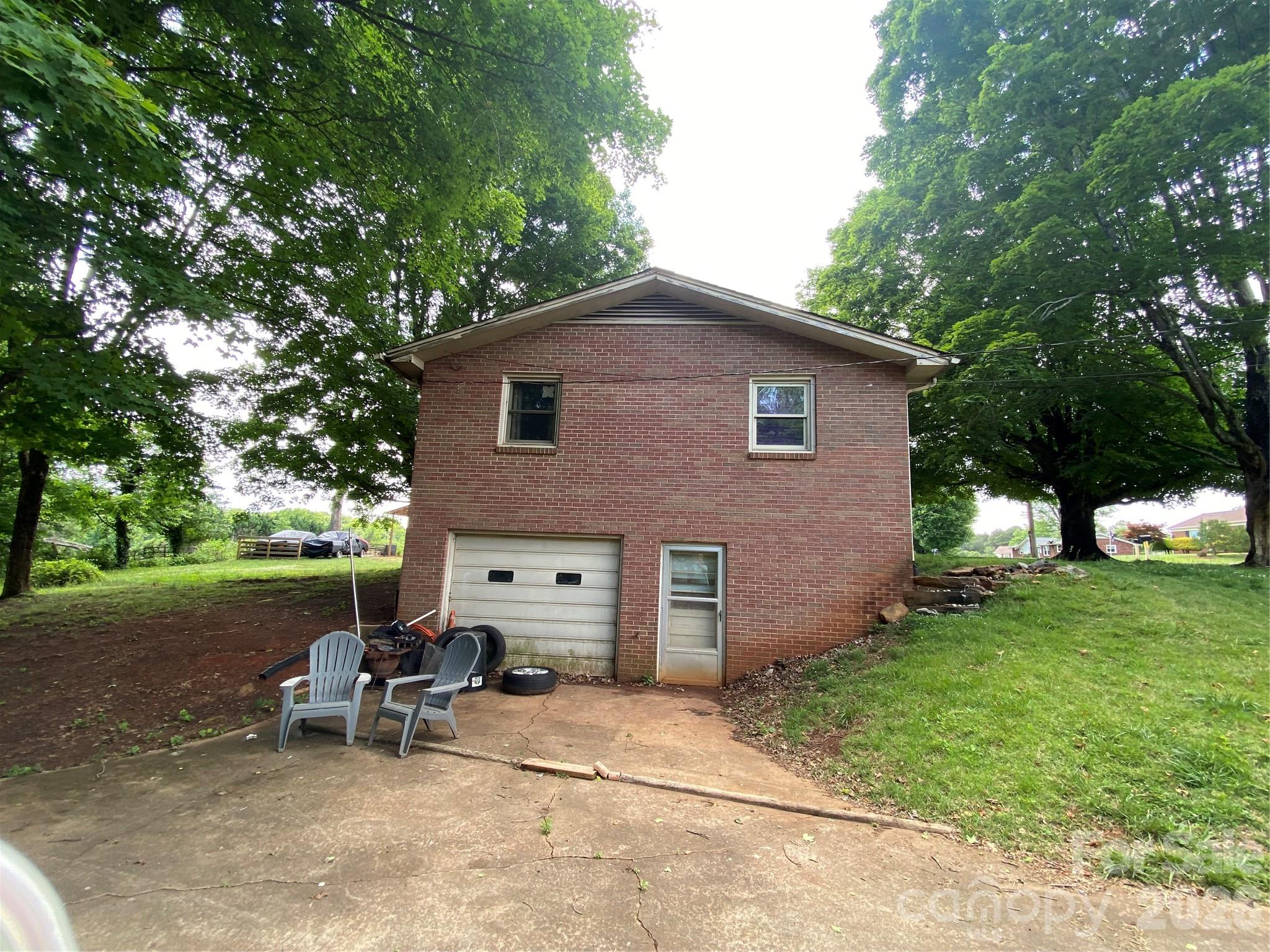 2071 Colonial Lane — Hickory
