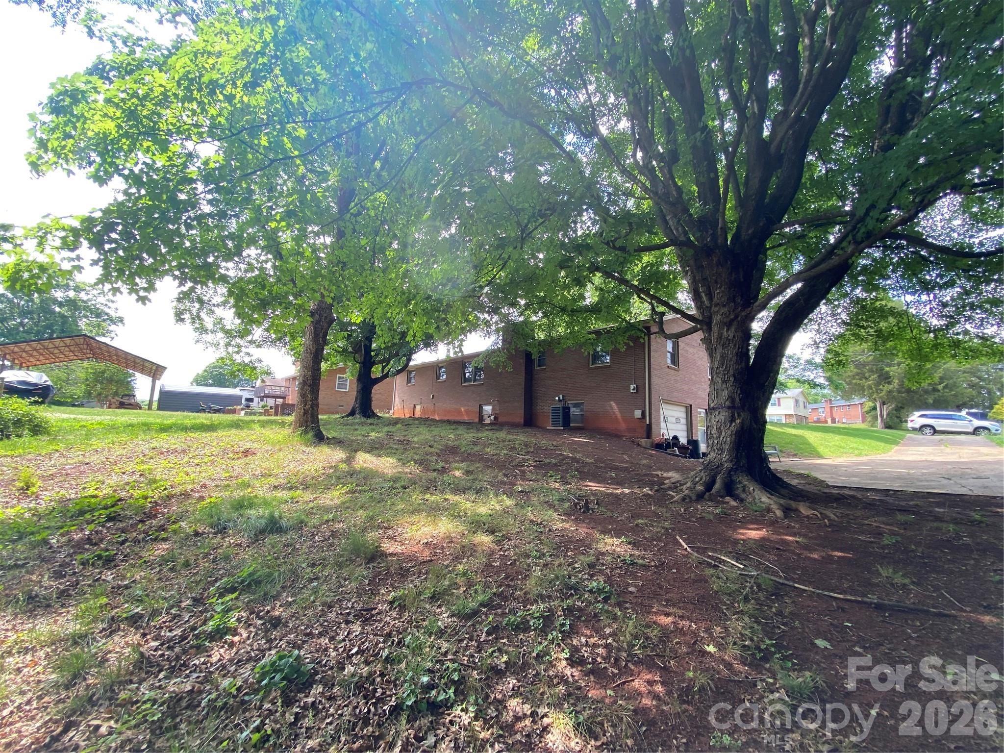 2071 Colonial Lane — Hickory