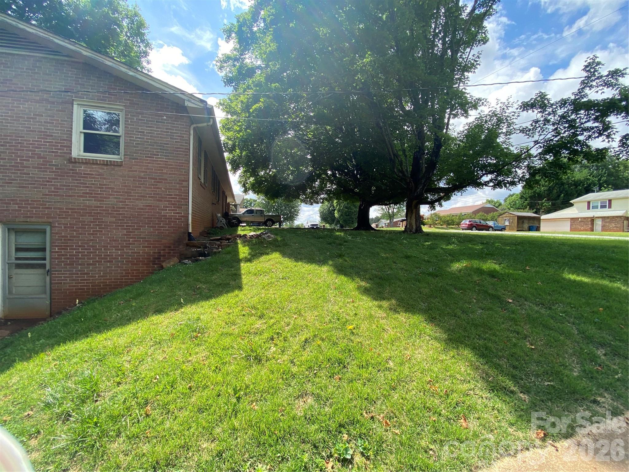 2071 Colonial Lane — Hickory