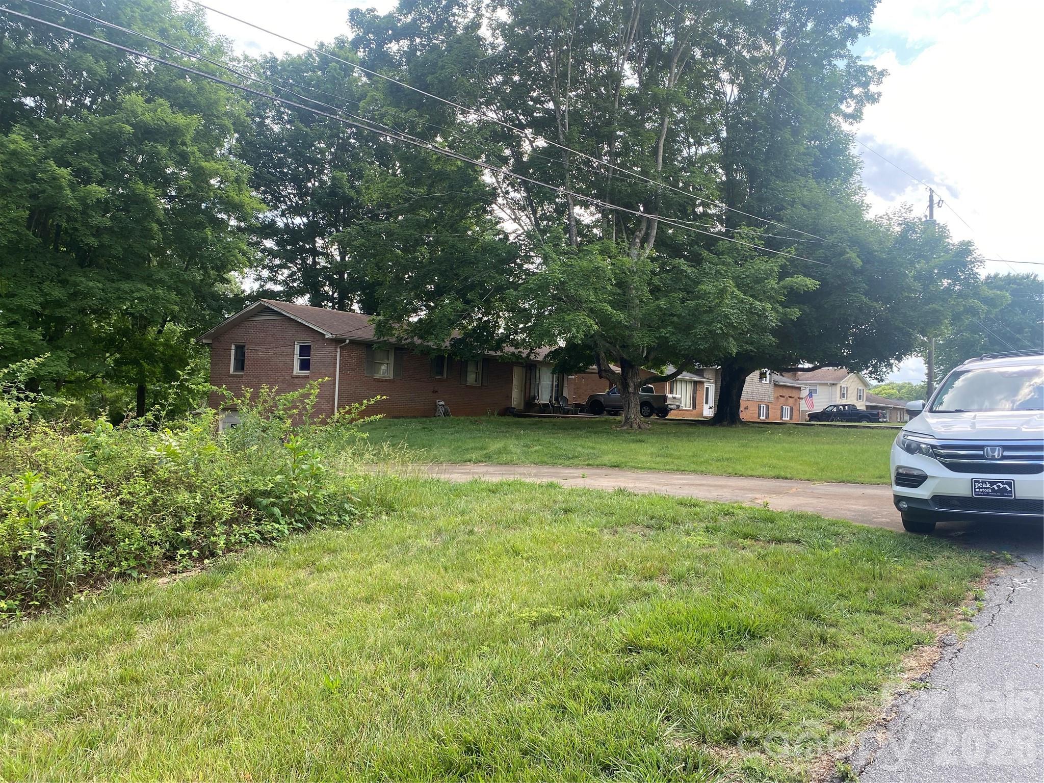 2071 Colonial Lane — Hickory