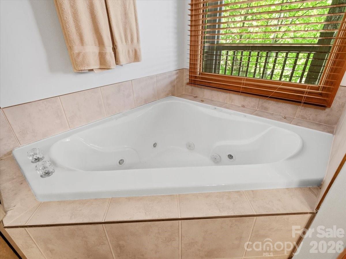 15 Ivy Point Lane — Burnsville