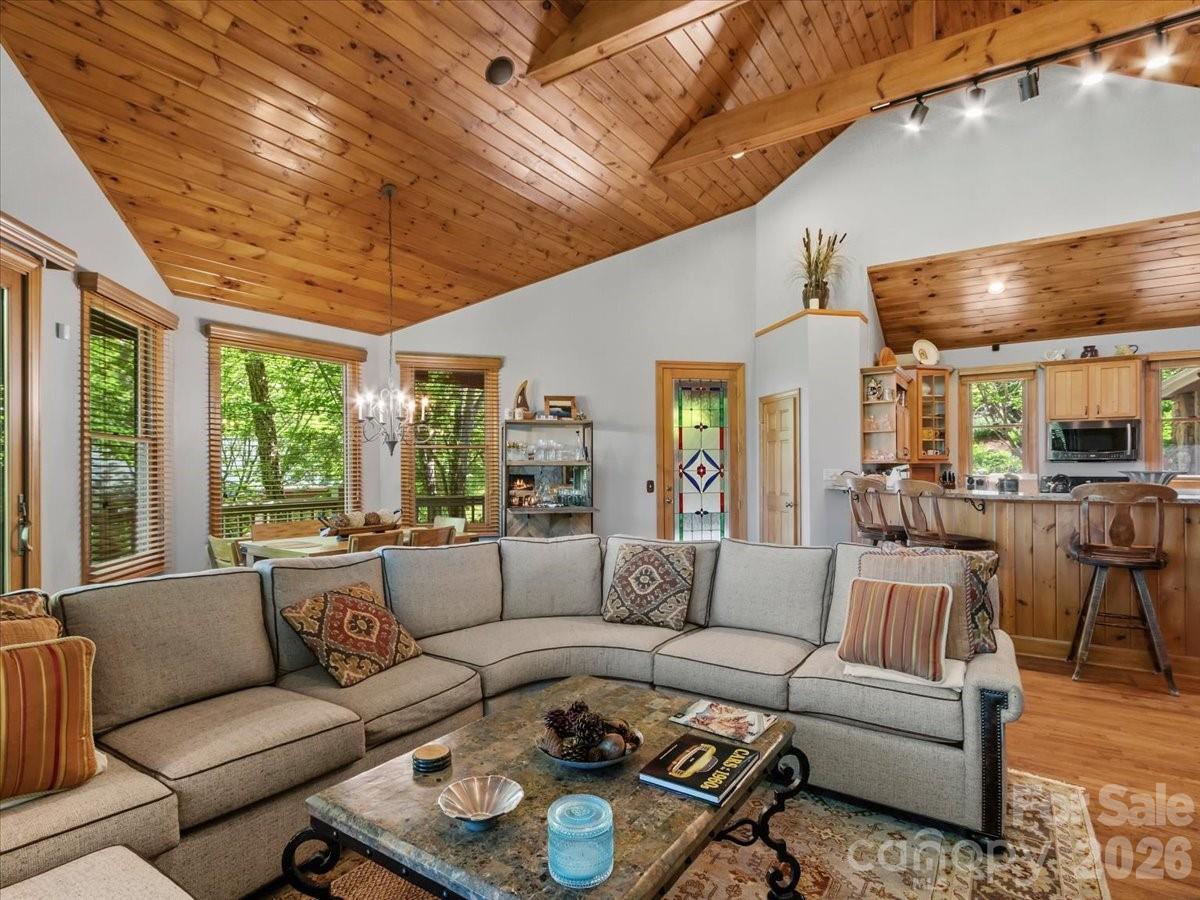 15 Ivy Point Lane — Burnsville