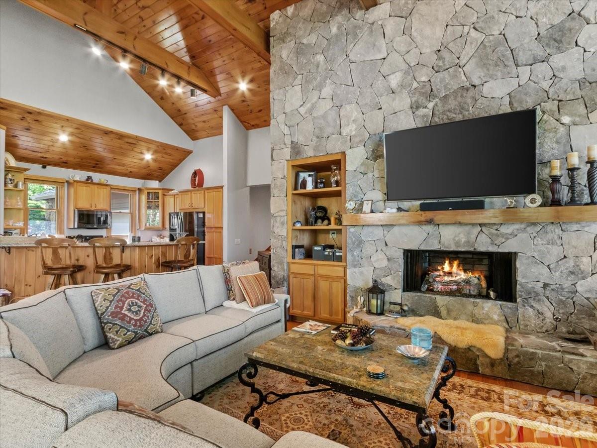 15 Ivy Point Lane — Burnsville