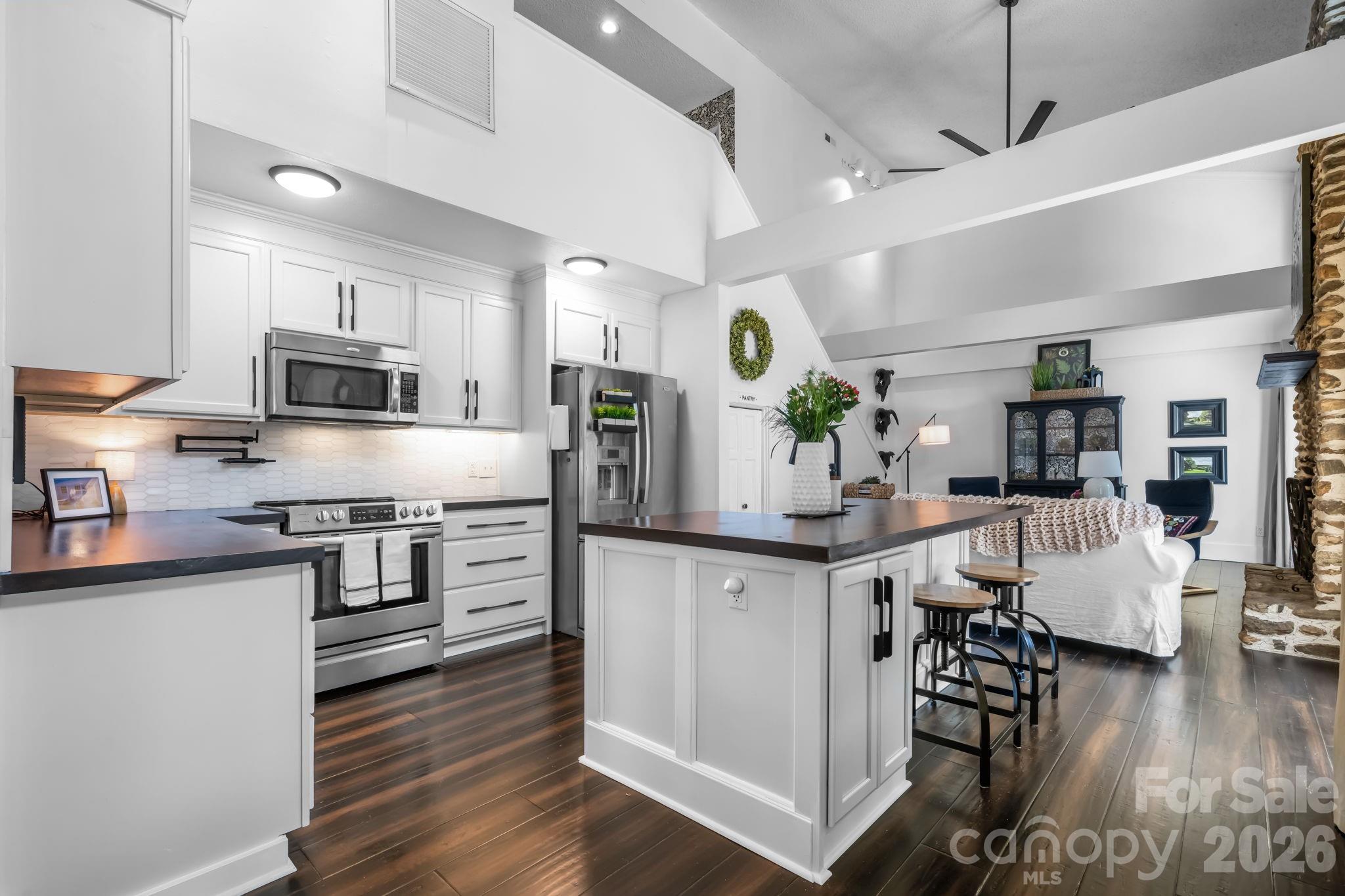 1314 Shirebourn Drive — Hickory