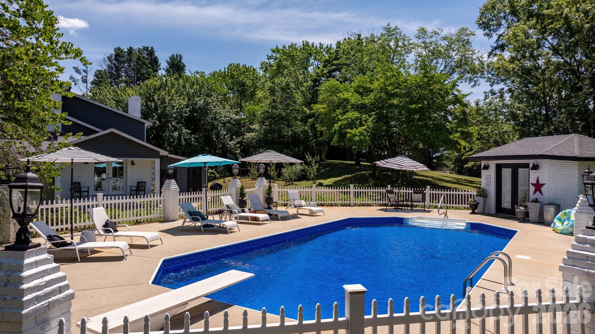 1314 Shirebourn Drive — Hickory