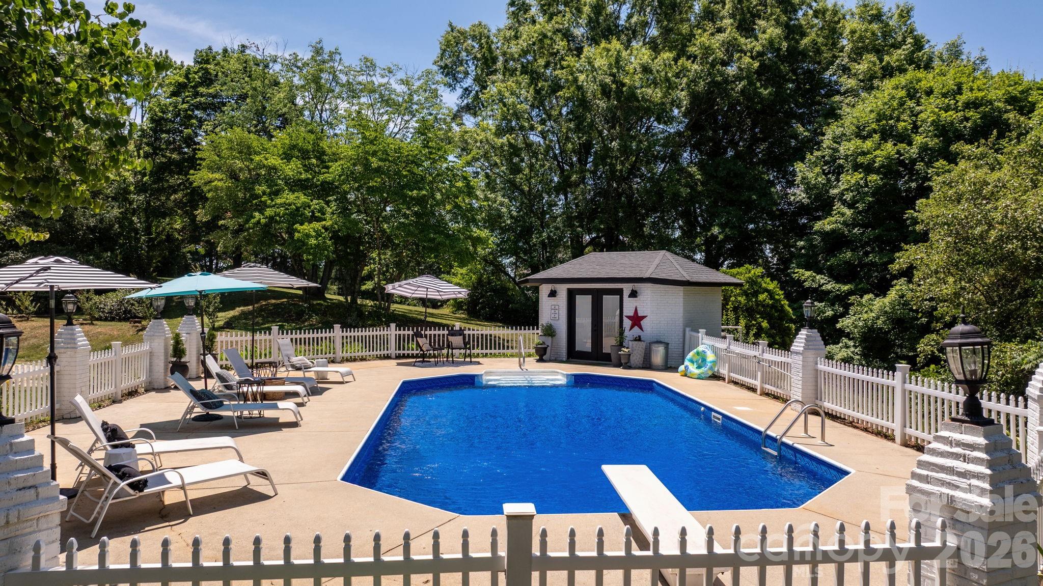1314 Shirebourn Drive — Hickory