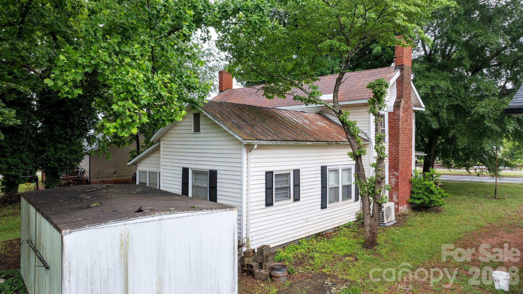 1311 N College Avenue — Newton