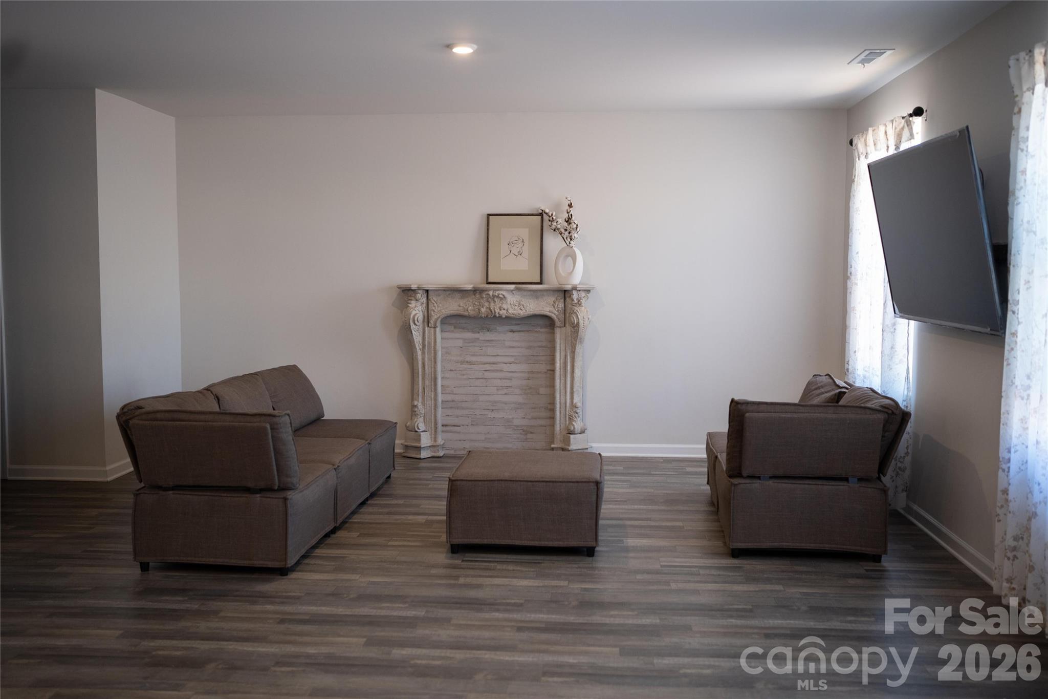 1563 Catskill Way — Newton