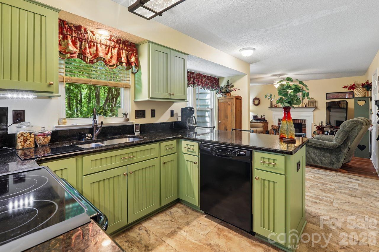 3009 Oakcroft Drive — Matthews