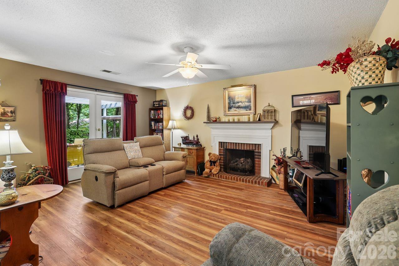 3009 Oakcroft Drive — Matthews