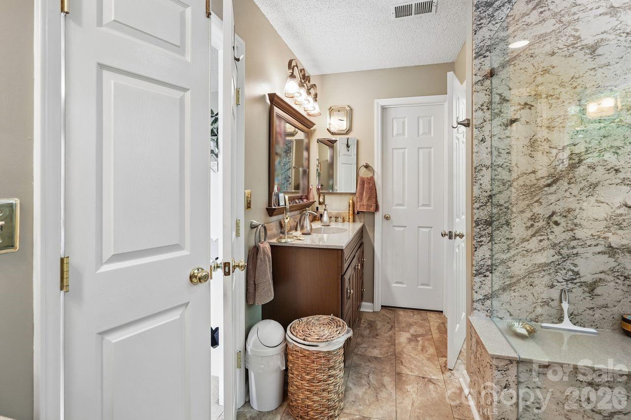 3009 Oakcroft Drive — Matthews
