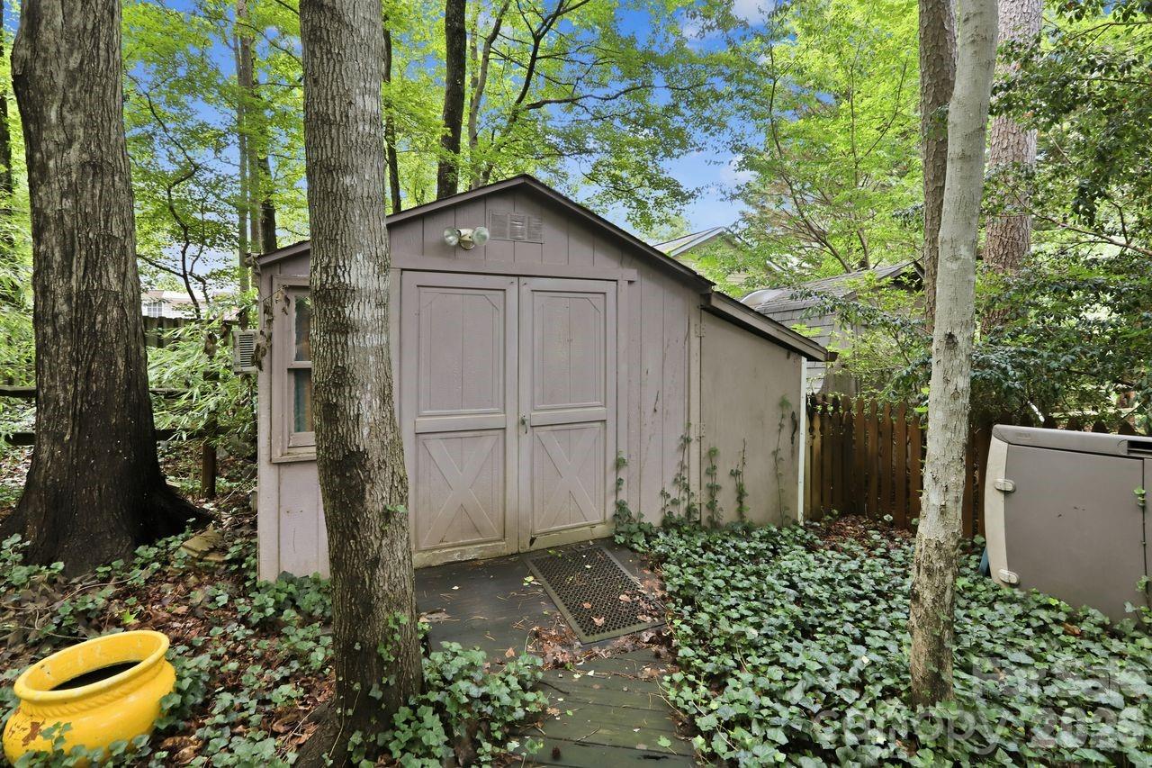 3009 Oakcroft Drive — Matthews
