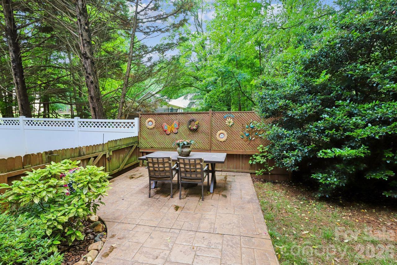 3009 Oakcroft Drive — Matthews