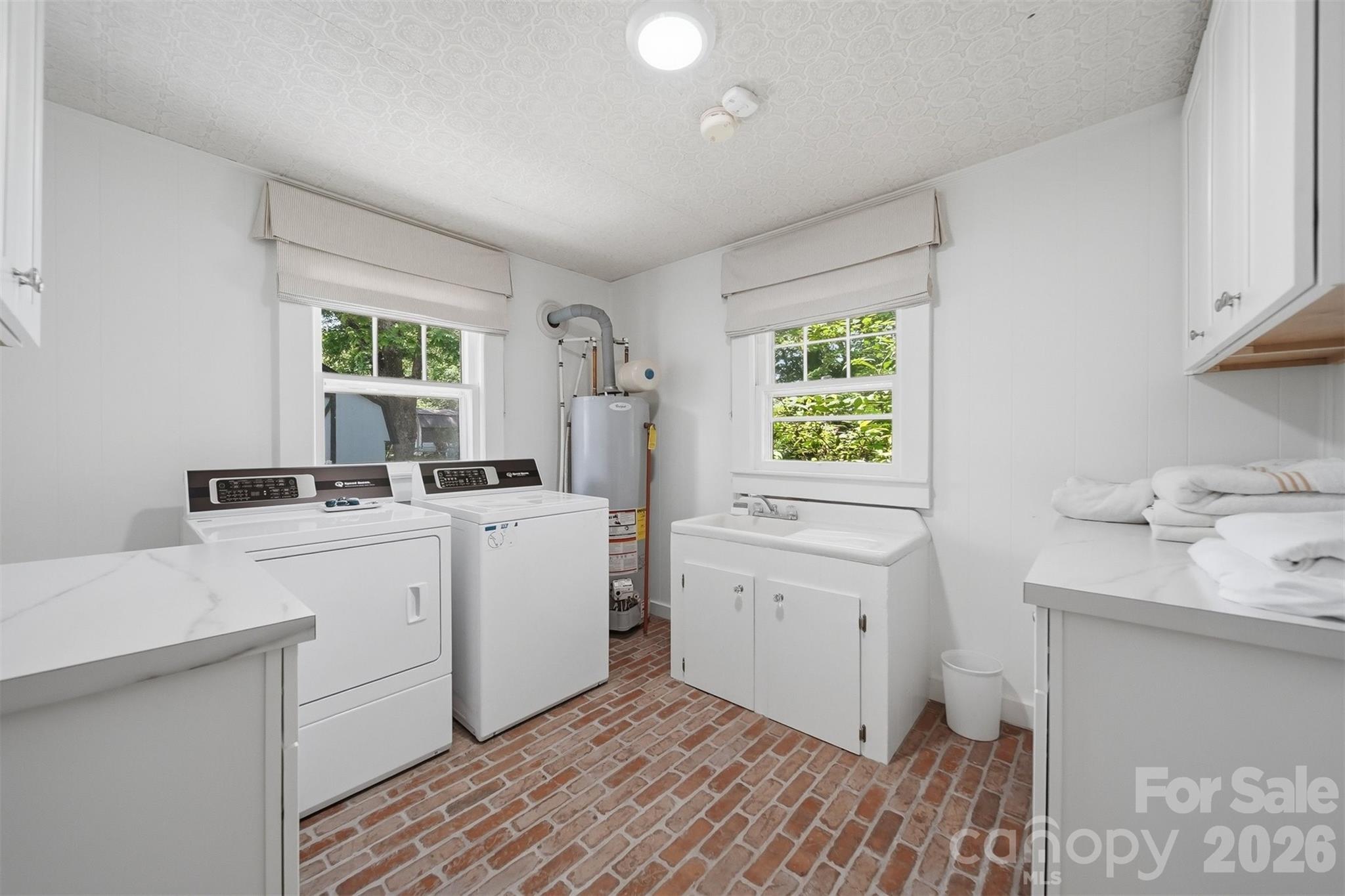 902 N Ashe Avenue — Newton