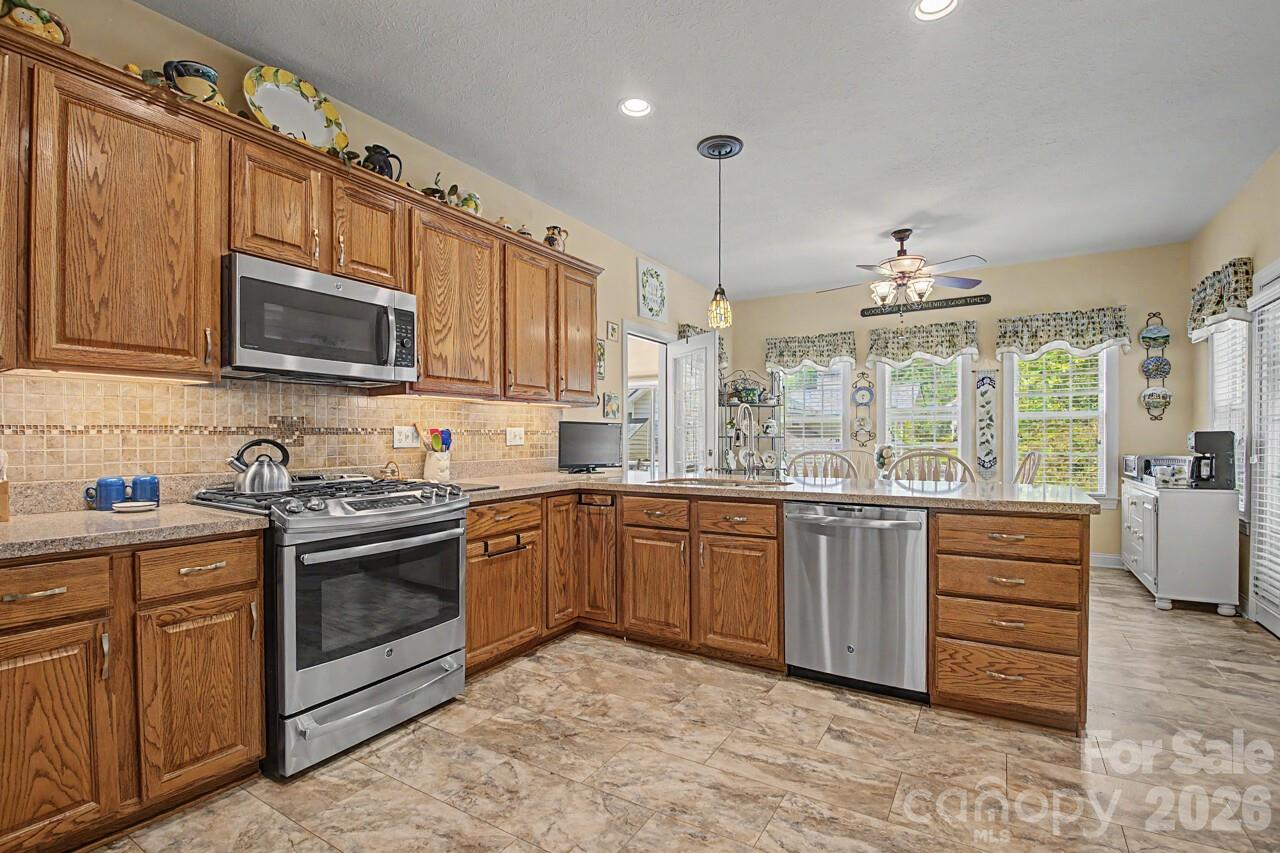 606 Carriage Commons Drive — Hendersonville