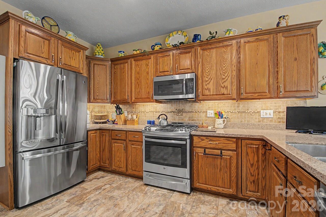 606 Carriage Commons Drive — Hendersonville