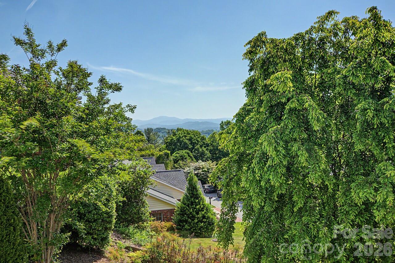 606 Carriage Commons Drive — Hendersonville