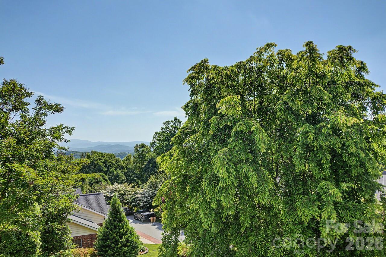 606 Carriage Commons Drive — Hendersonville