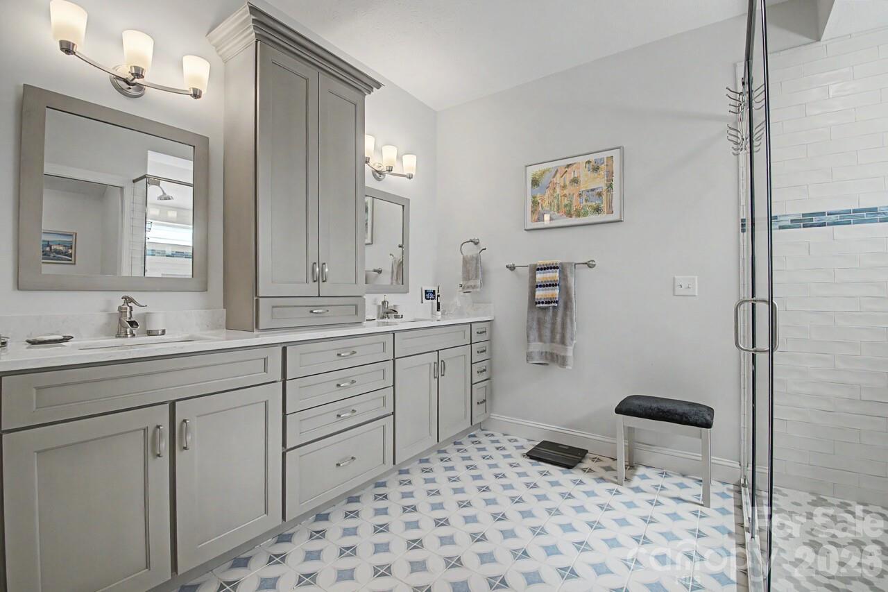 606 Carriage Commons Drive — Hendersonville