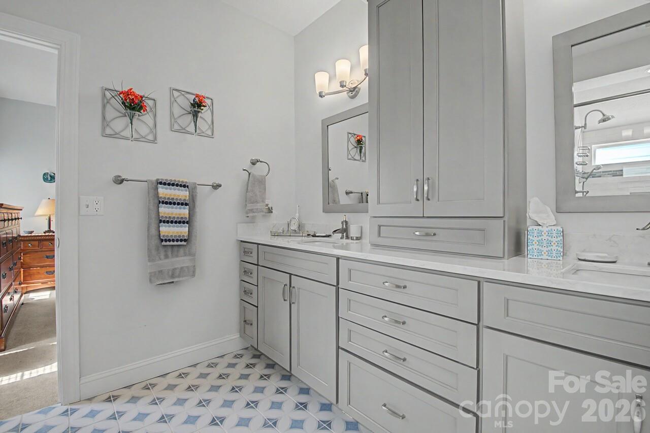 606 Carriage Commons Drive — Hendersonville
