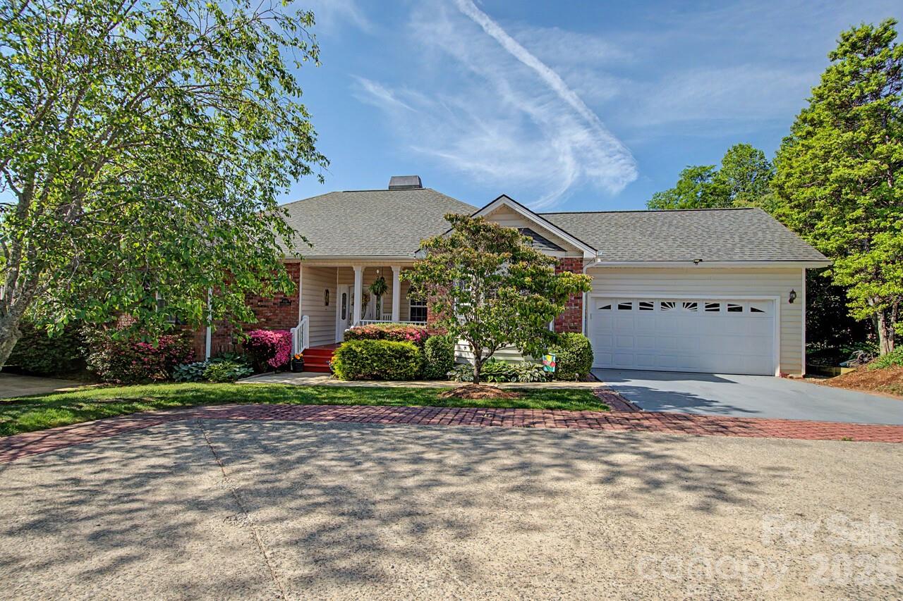606 Carriage Commons Drive — Hendersonville