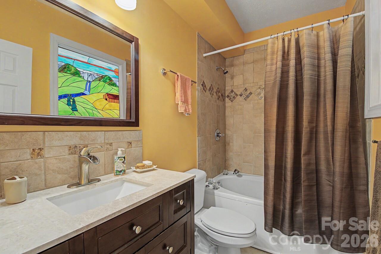 606 Carriage Commons Drive — Hendersonville