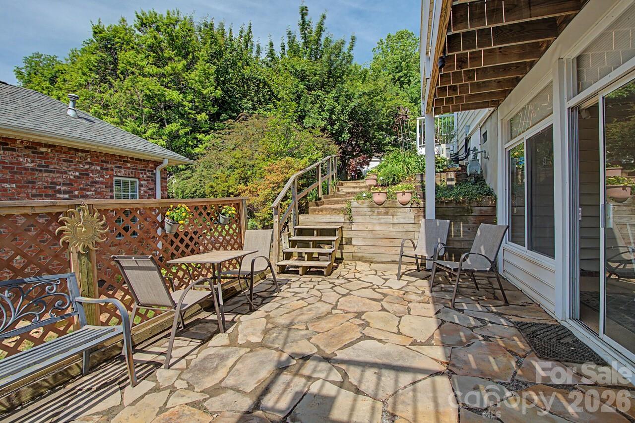 606 Carriage Commons Drive — Hendersonville