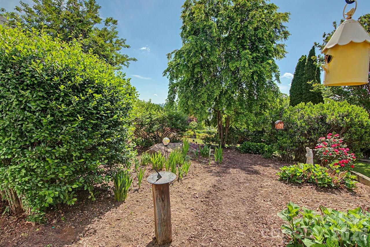 606 Carriage Commons Drive — Hendersonville