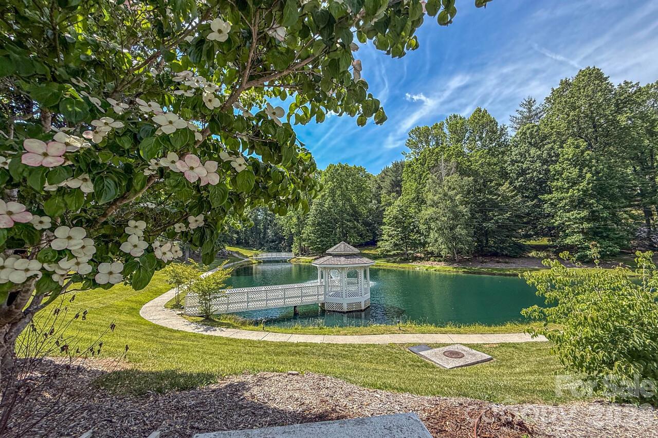 606 Carriage Commons Drive — Hendersonville