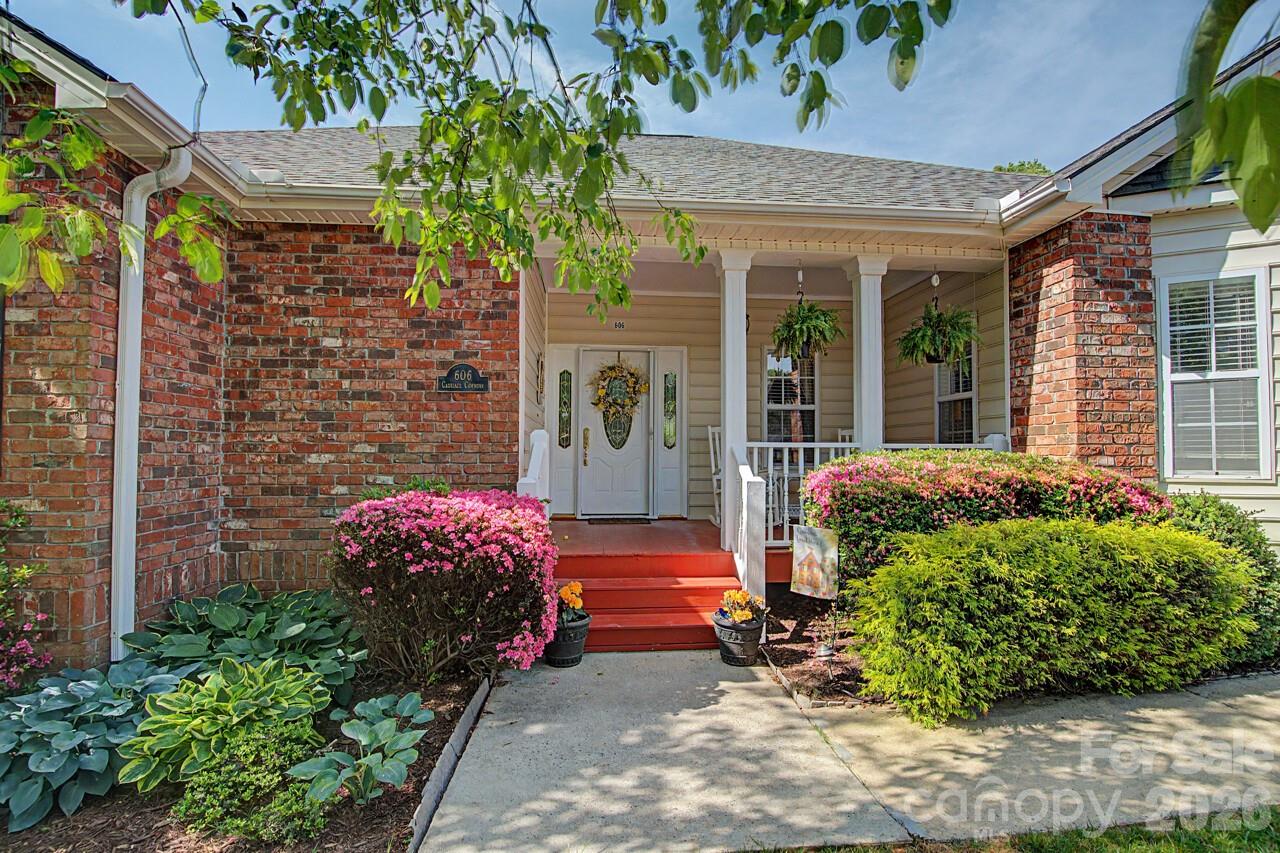 606 Carriage Commons Drive — Hendersonville