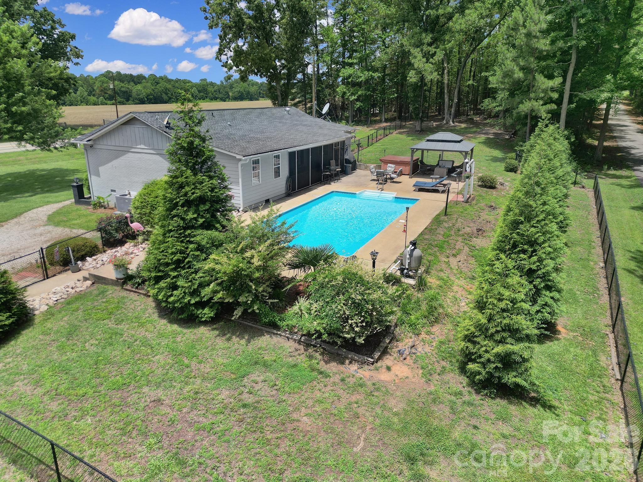 1516 Lowrys Highway — Chester