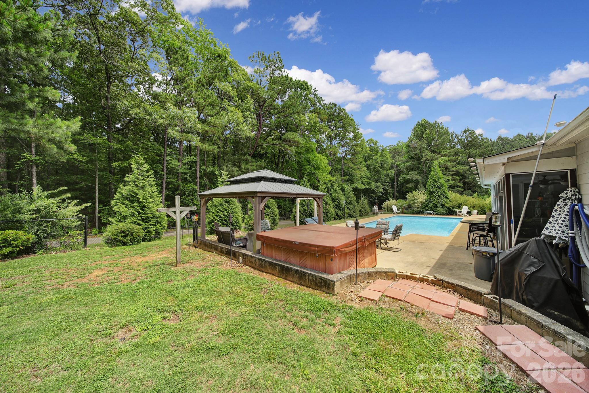 1516 Lowrys Highway — Chester