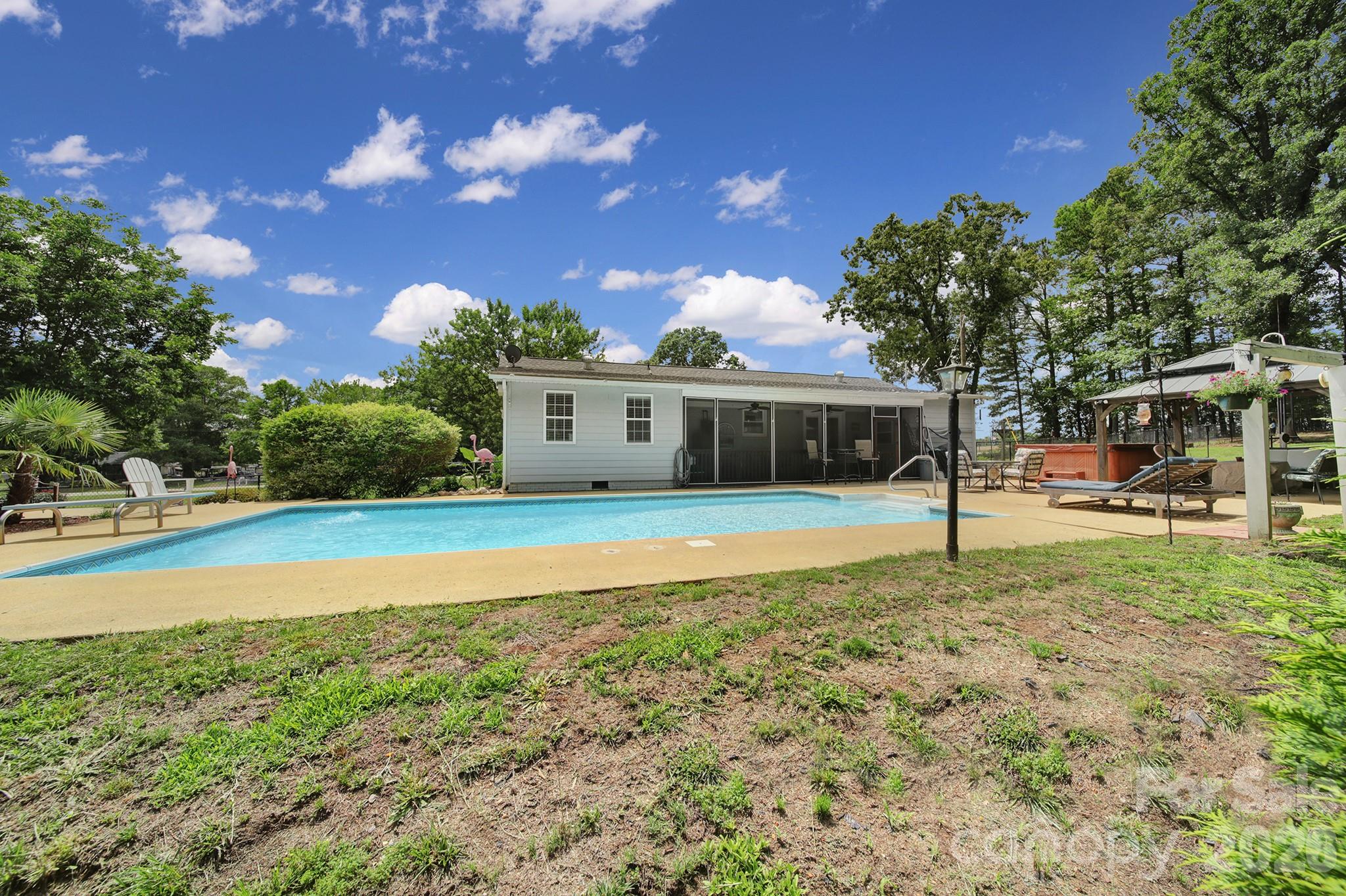 1516 Lowrys Highway — Chester