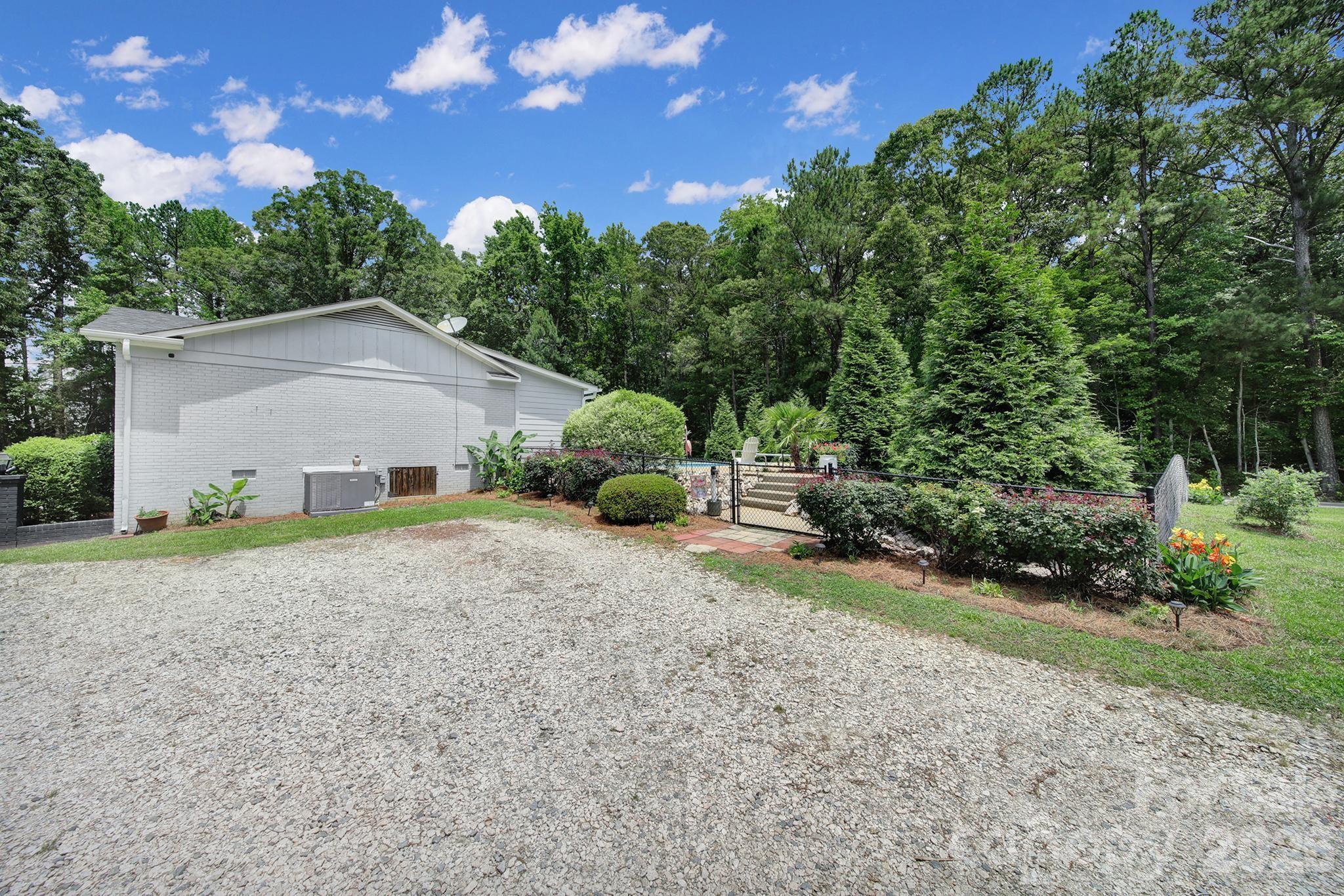 1516 Lowrys Highway — Chester
