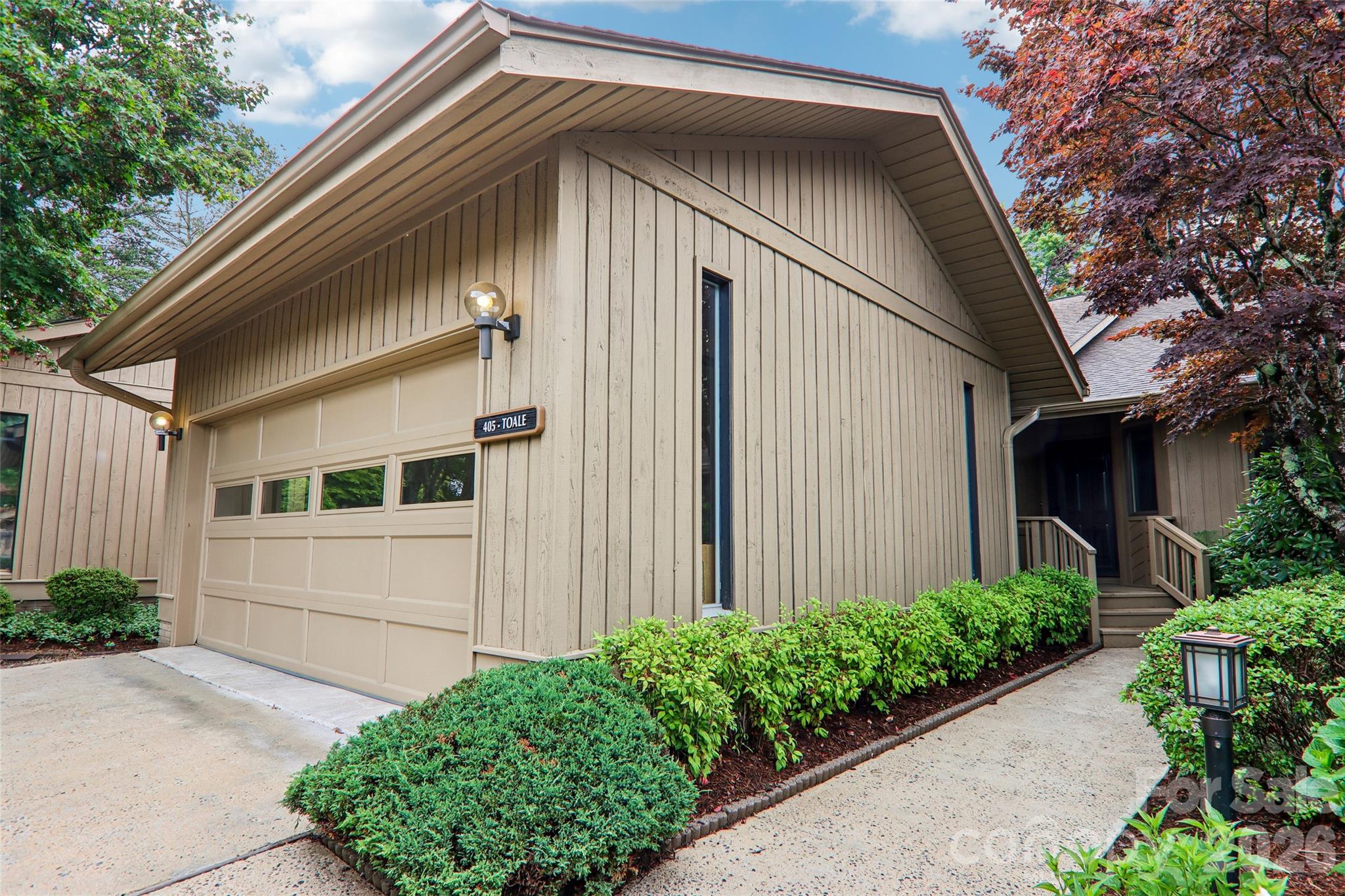 405 Wild Oak Lane — Hendersonville