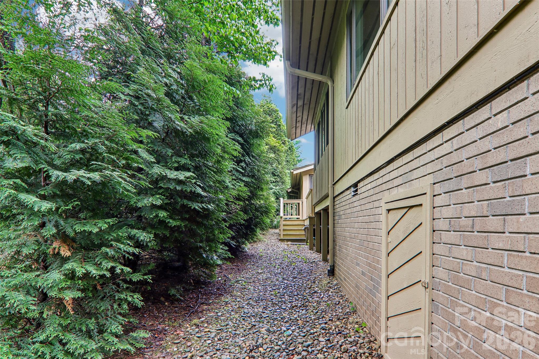 405 Wild Oak Lane — Hendersonville