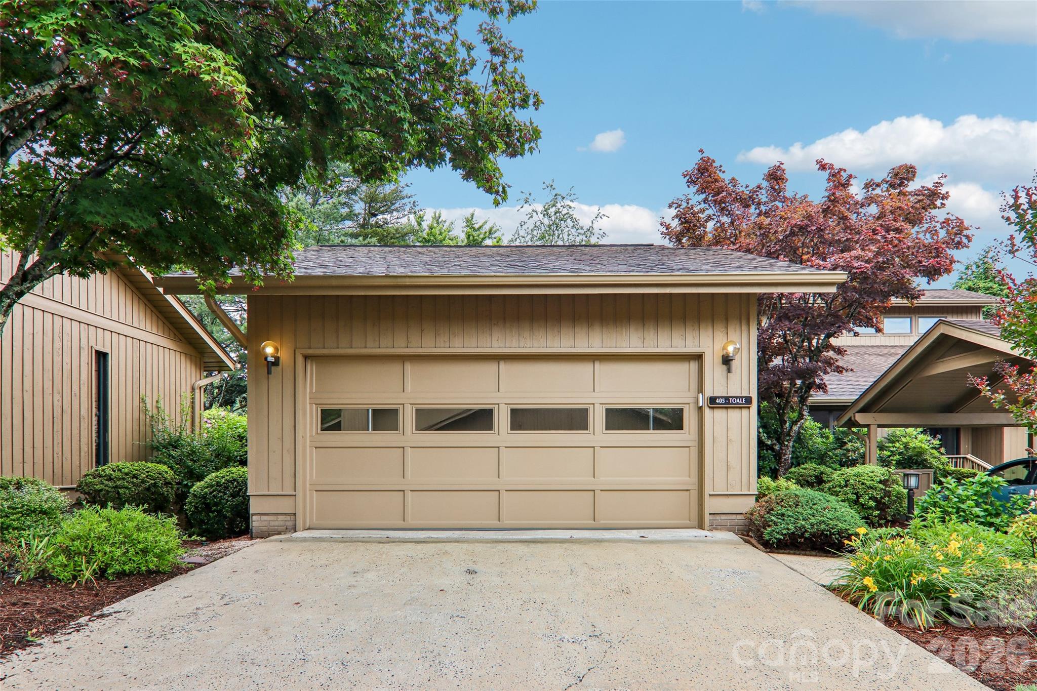 405 Wild Oak Lane — Hendersonville