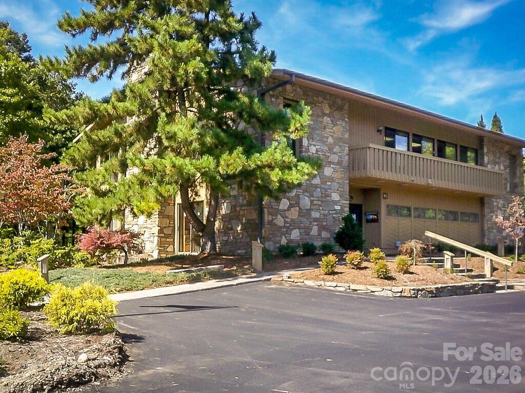 405 Wild Oak Lane — Hendersonville