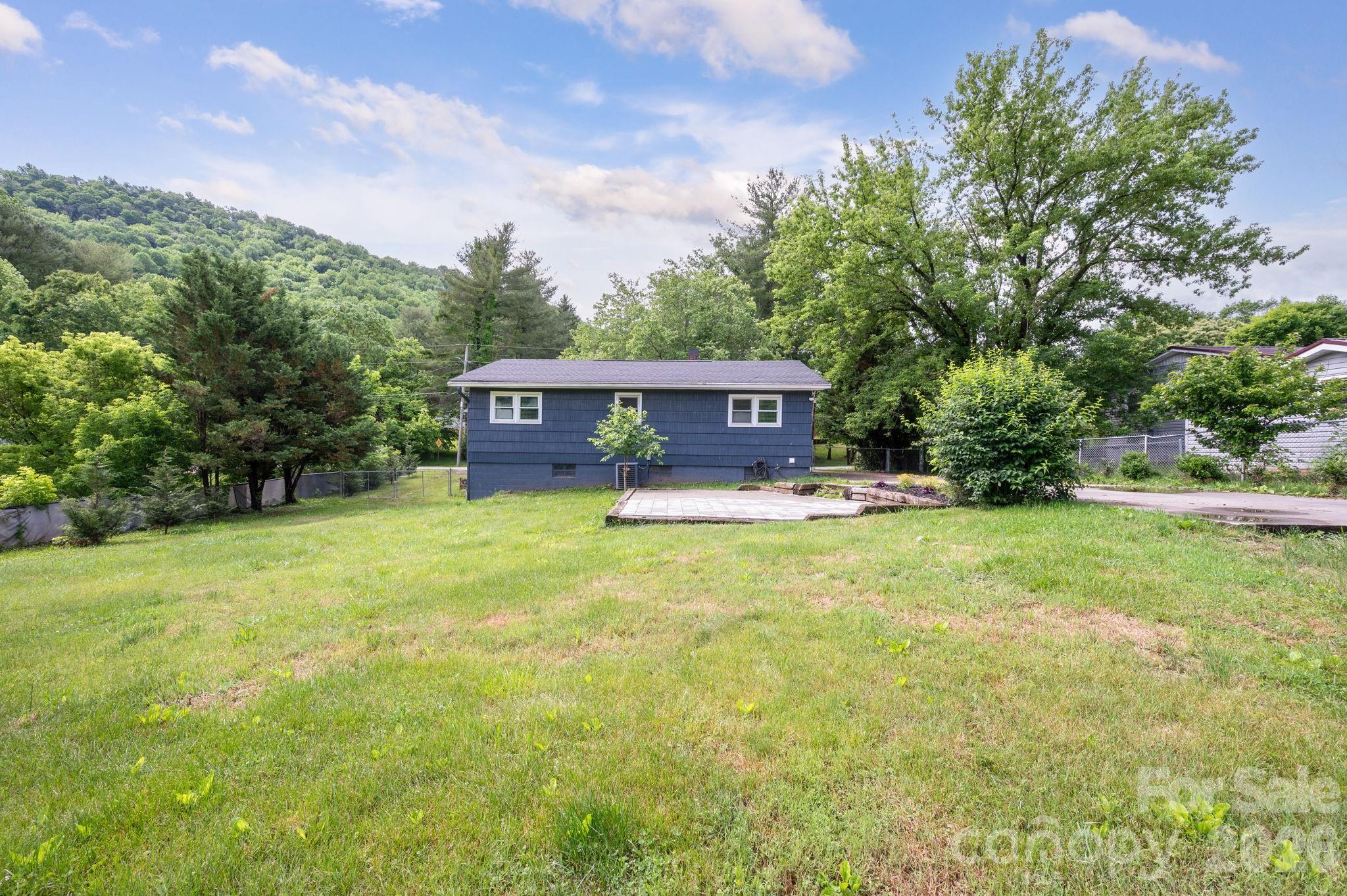 65 Farley Street — Waynesville