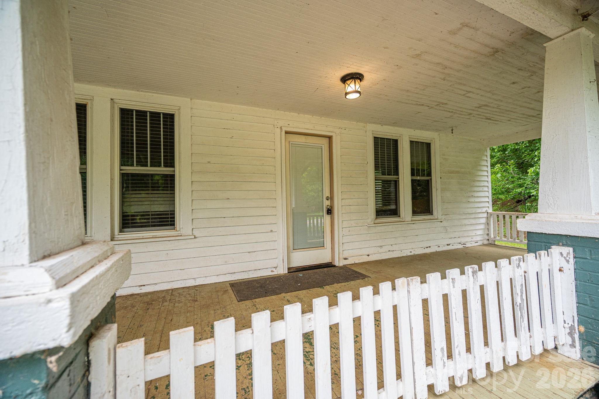 1143 W Stagecoach Trail — Lawndale