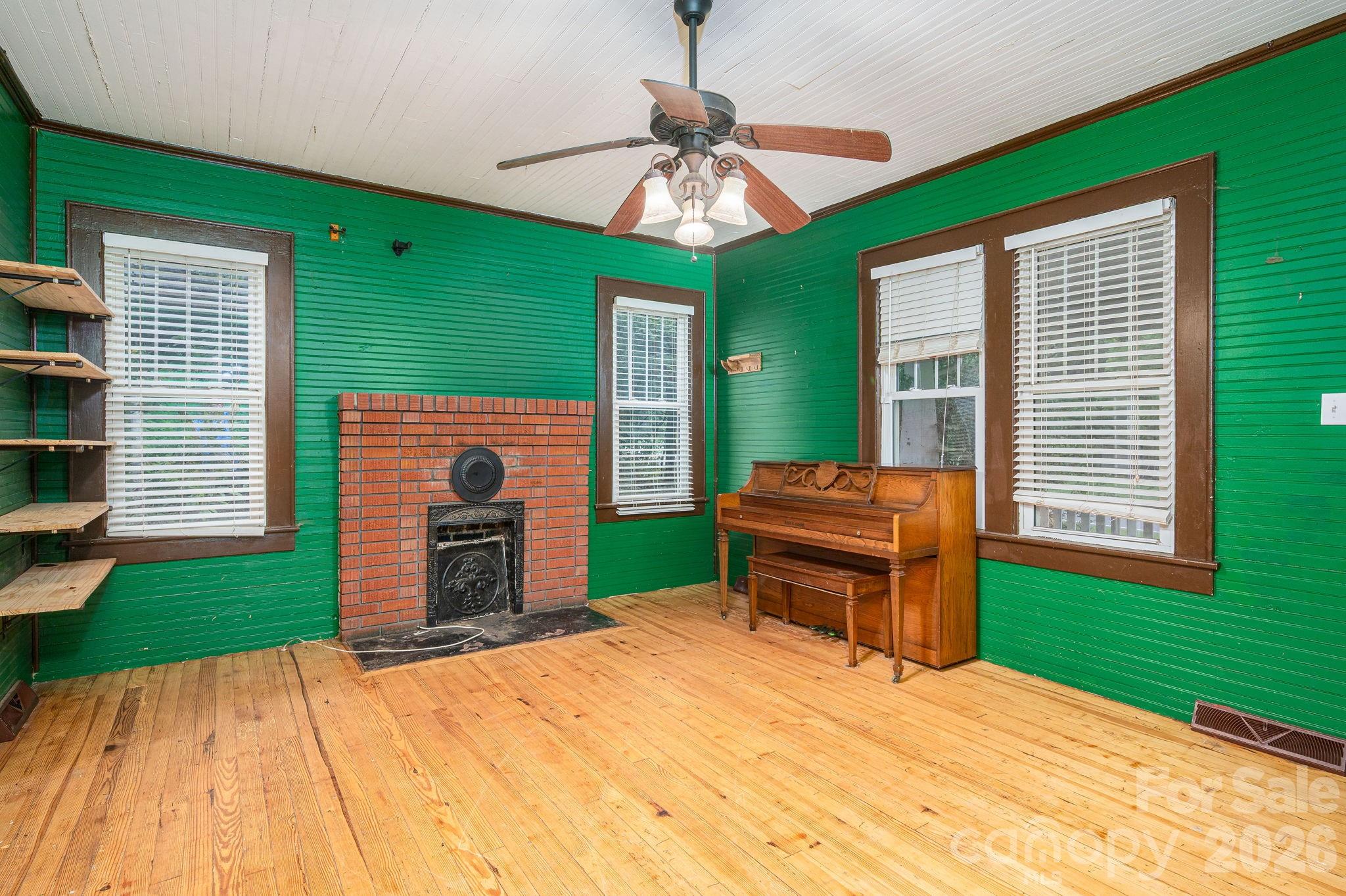 1143 W Stagecoach Trail — Lawndale