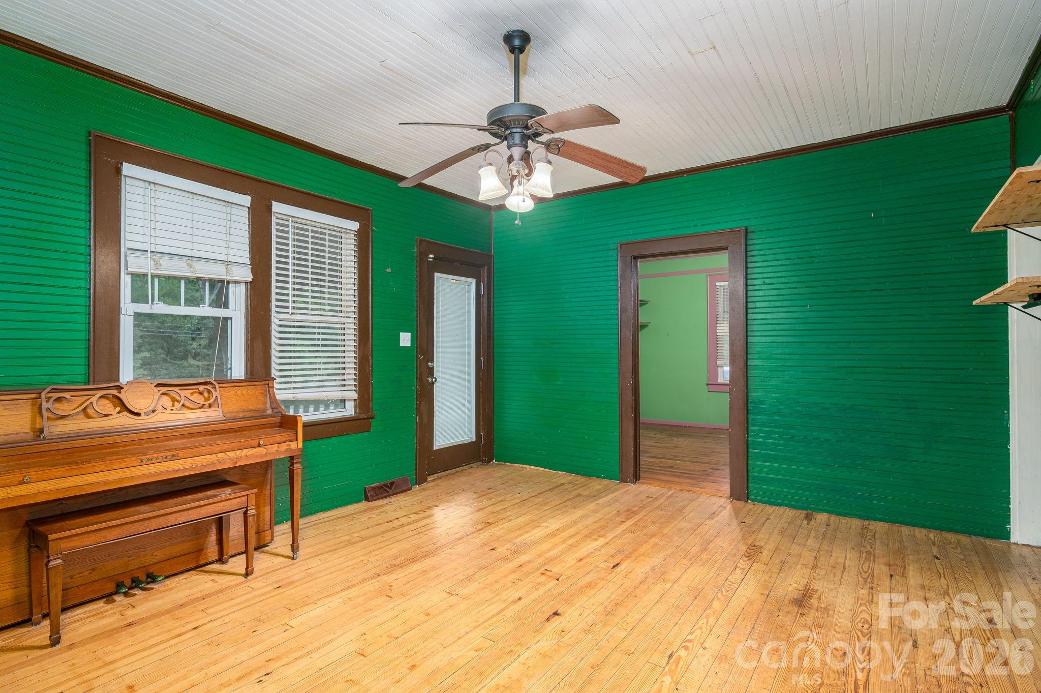 1143 W Stagecoach Trail — Lawndale