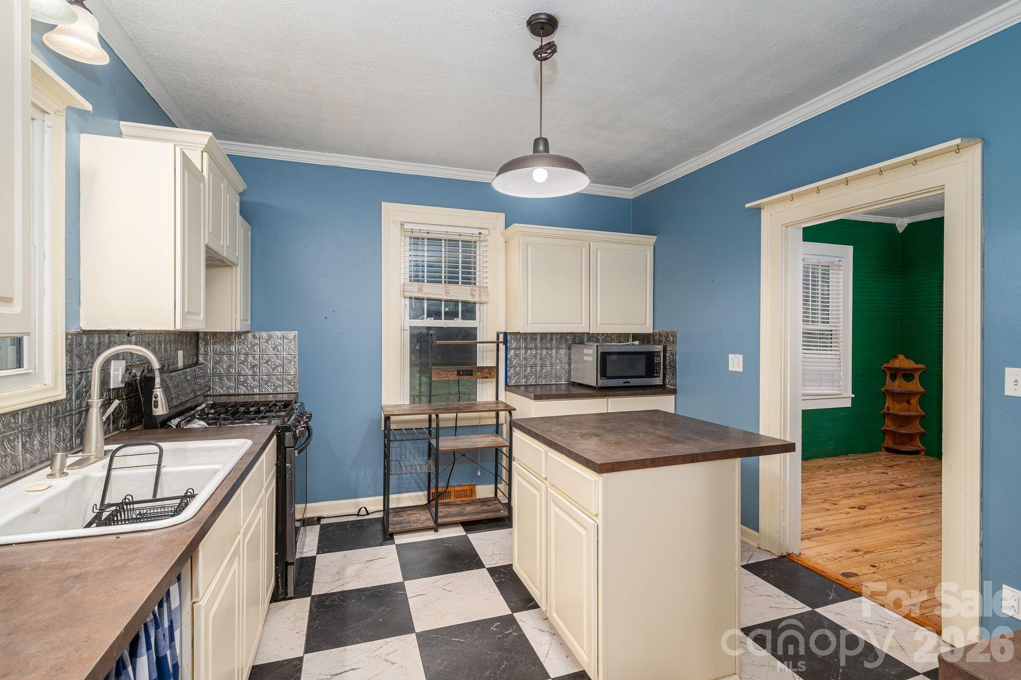 1143 W Stagecoach Trail — Lawndale