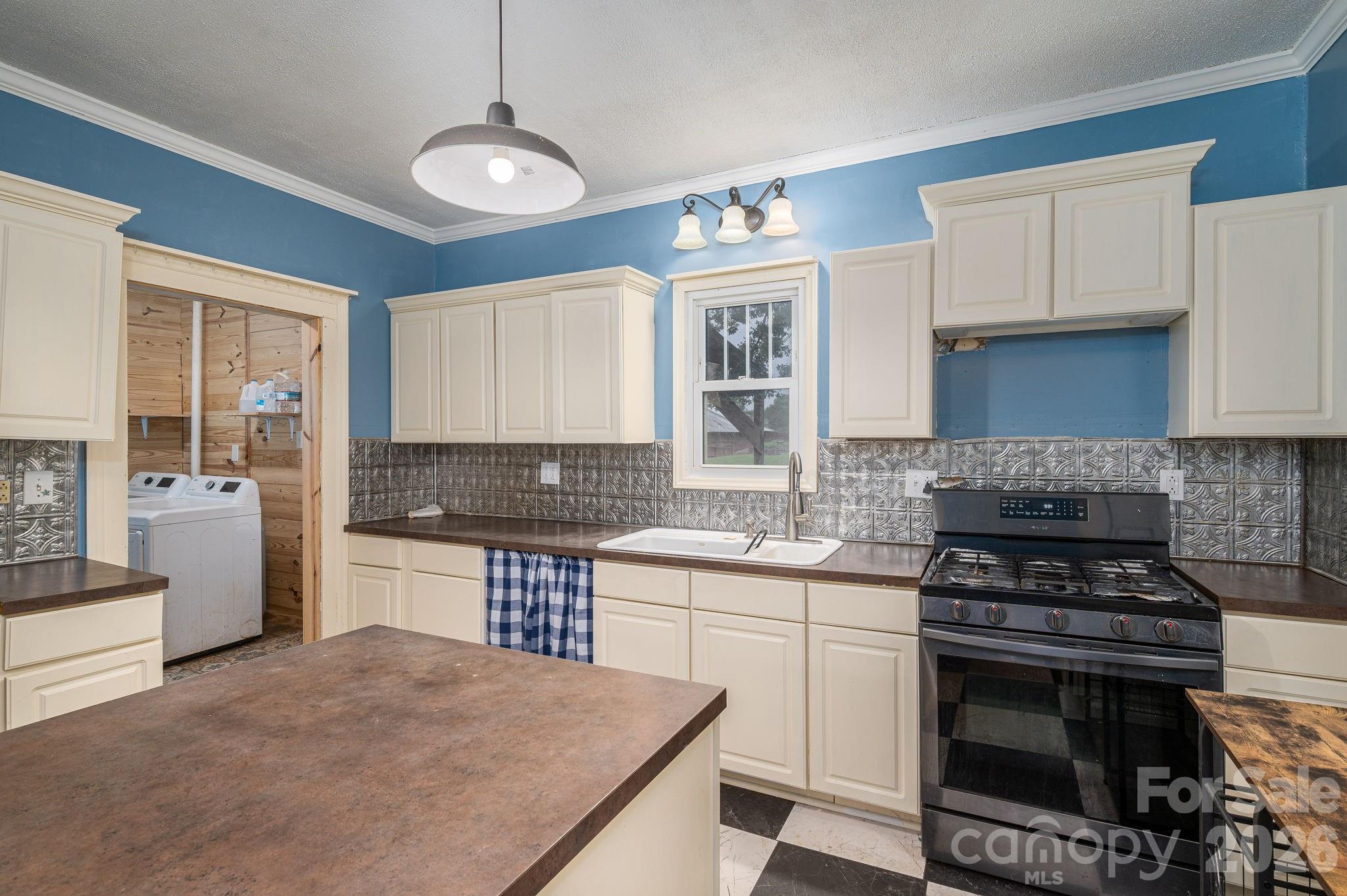 1143 W Stagecoach Trail — Lawndale