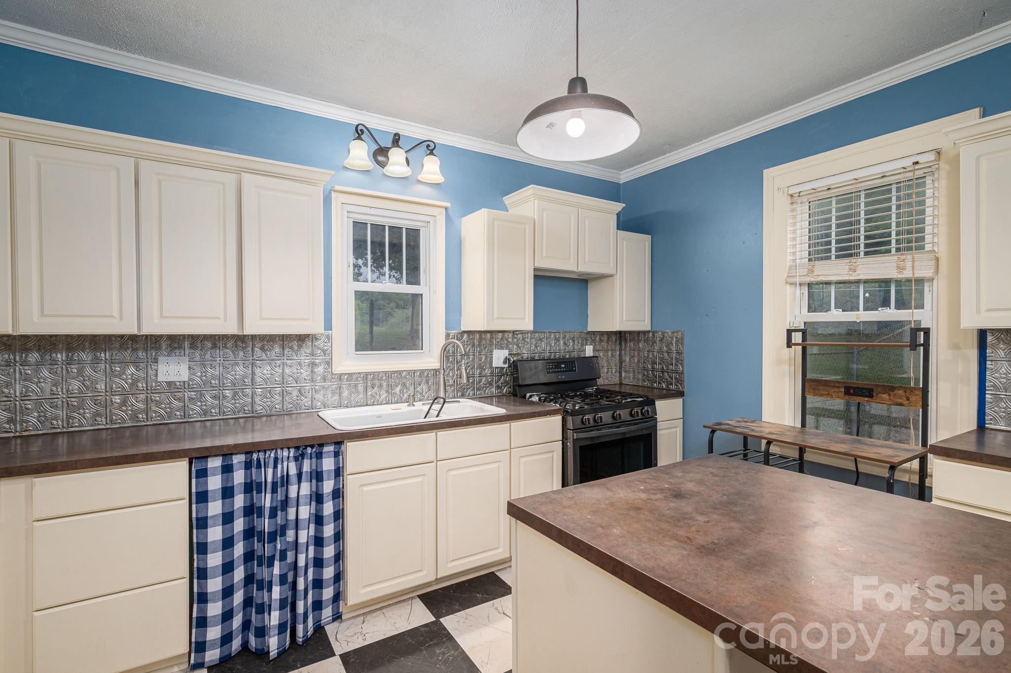 1143 W Stagecoach Trail — Lawndale