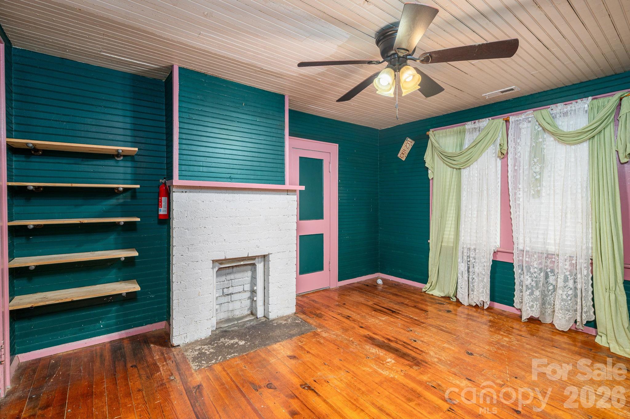 1143 W Stagecoach Trail — Lawndale