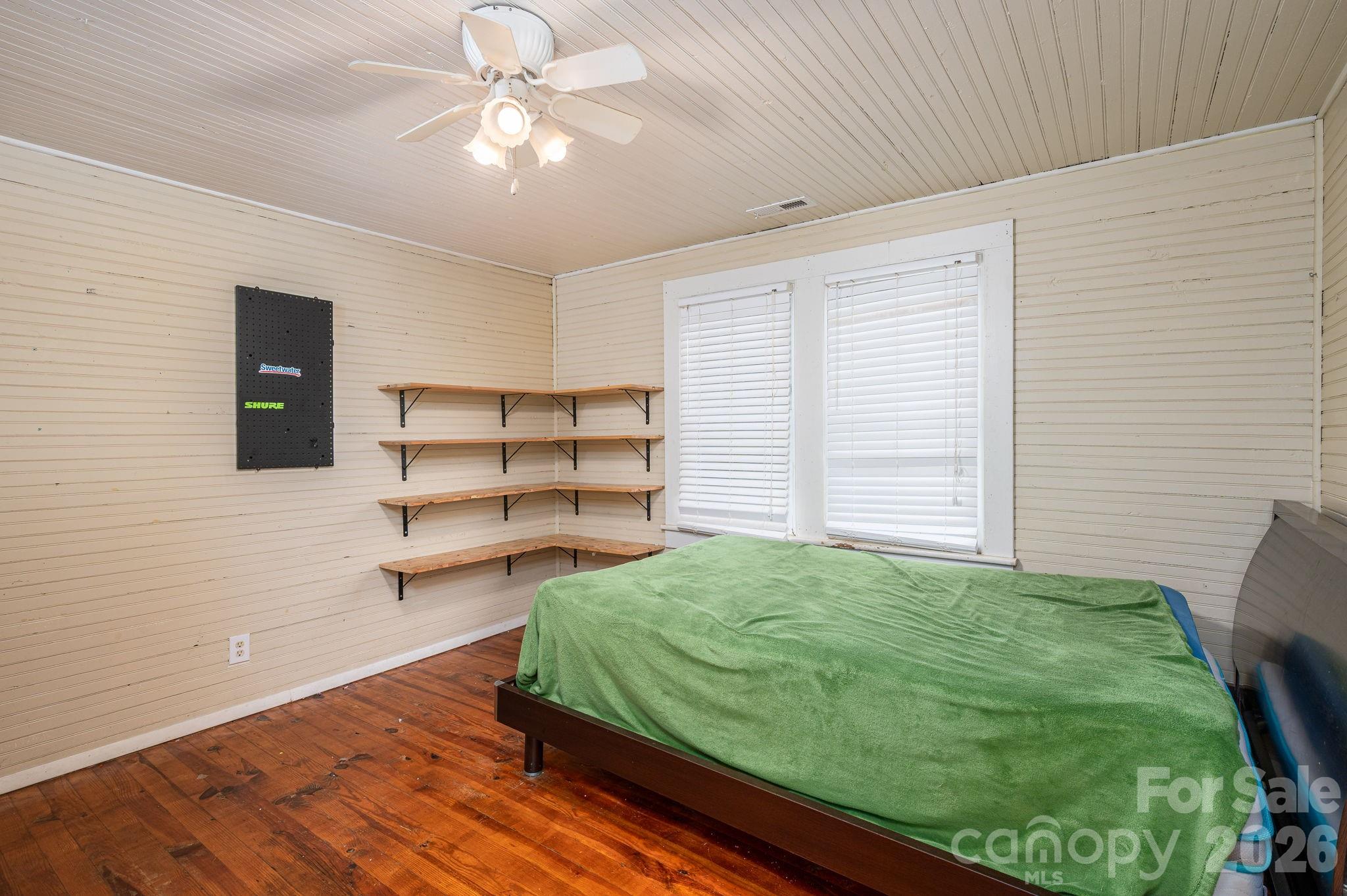 1143 W Stagecoach Trail — Lawndale