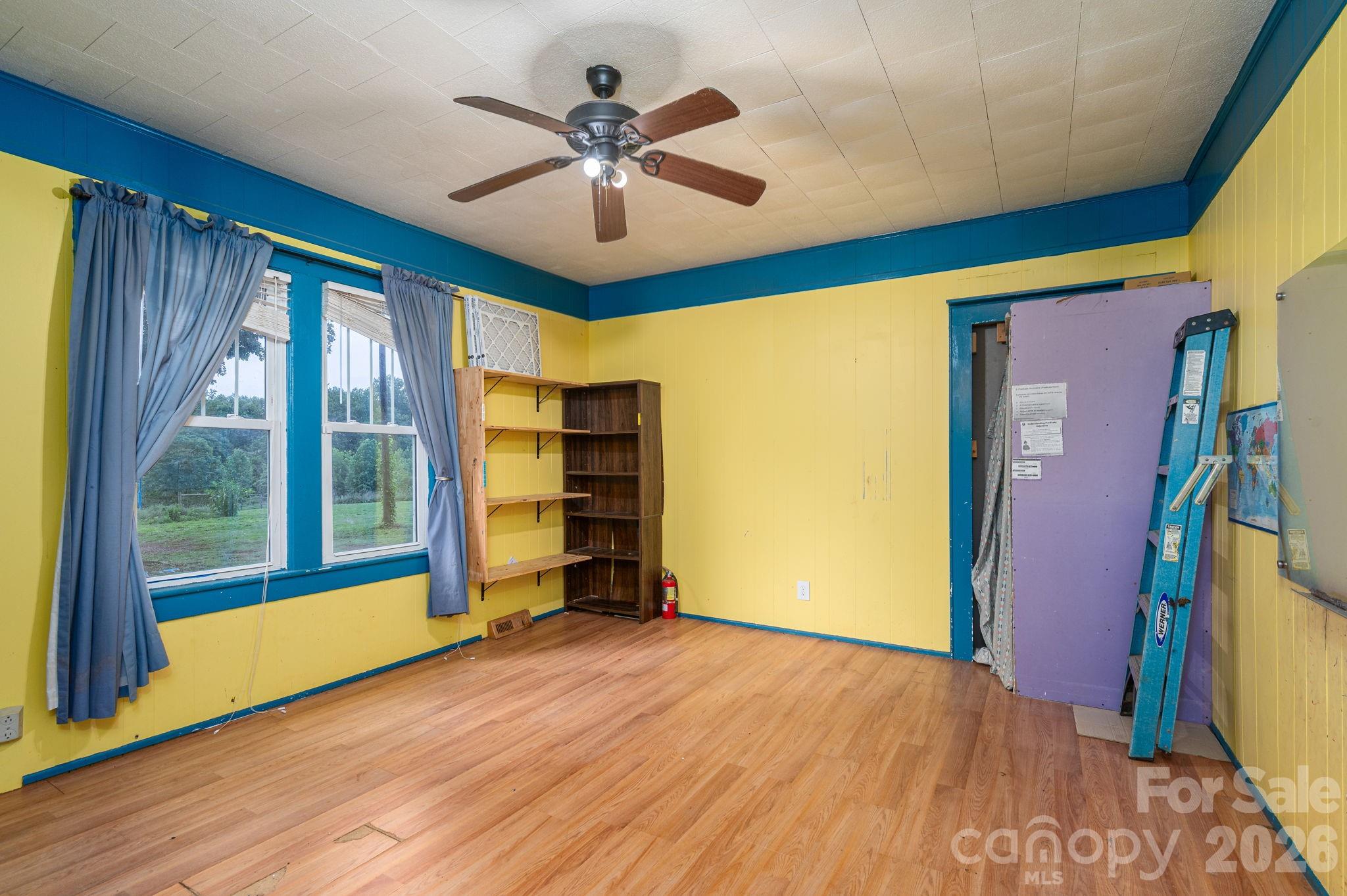 1143 W Stagecoach Trail — Lawndale