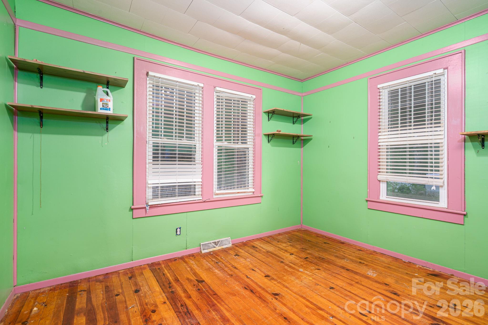 1143 W Stagecoach Trail — Lawndale